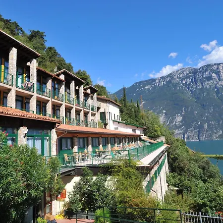 Centro Vacanze La Limonaia リモーネ・スル・ガルダ